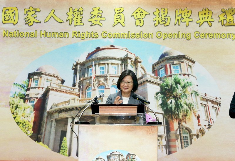 監察院1日上午舉行國家人權委員會揭牌典禮,總統蔡英文出席致詞,期許國家人權委員會能帶著台灣人權經驗,持續接軌國際,互相交流學習,也讓台灣因為對人權的重視,可以對國際社會有獨特貢獻。