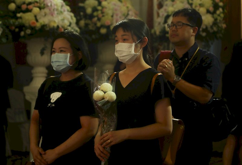 前總統李登輝辭世,為讓國人追思緬懷,總統府在台北賓館設置追思會場,民眾到場獻花致意。