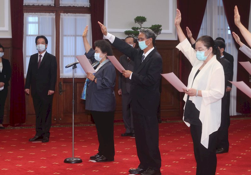 第6屆監察院院長、監察委員、新任行政院政務人員、國家安全會議副秘書長及駐外大使宣誓典禮3日上午在總統府舉行,監察院長陳菊(前右3)領誓。左為副總統賴清德。