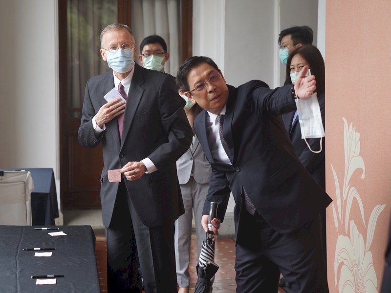 前總統李登輝辭世,總統府在台北賓館設置追思會場供民眾悼念,美國在台協會(AIT)處長酈英傑(BrentChristensen)(左)3日上午前往致意。