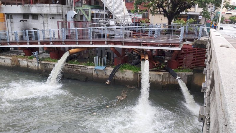 中央氣象局指出,哈格比颱風接近時恐會造成西半部及南部地區有豪大雨。高雄市政府水利局已展開七賢截流抽水站故障修復組再做整備及檢視試運轉,慎防故障失能。(水利局提供)