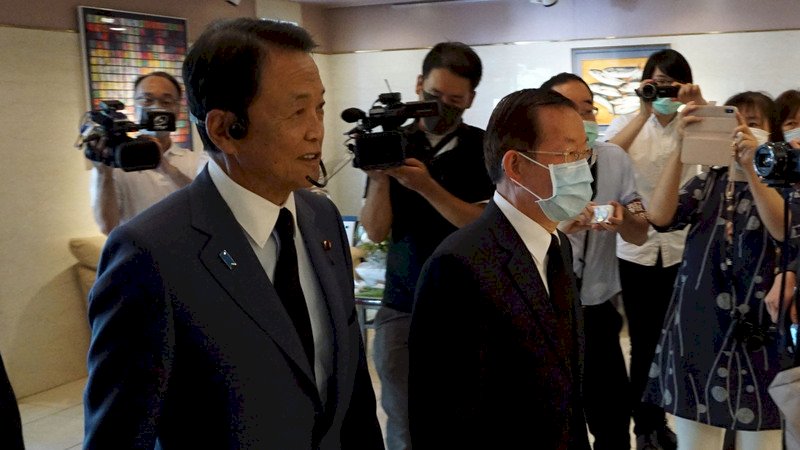 日本副首相麻生太郎前往駐日代表處悼念前總統李登輝,之後進入駐日代表謝長廷的辦公室,現任日本高階官員前往駐日處相當少見。