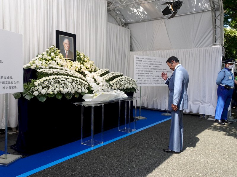 前總統李登輝7月30日辭世,駐日代表處3日起設置追思處所,日本副首相麻生太郎、前首相森喜朗等多位政要、台僑、民眾等約500多人前來表達追思。
