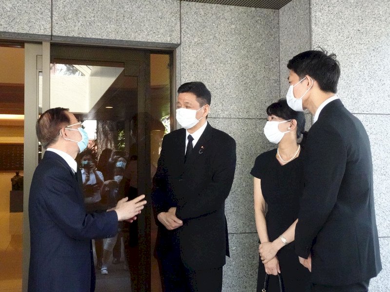 日本首相安倍晉三胞弟、眾議員岸信夫(左2)與妻兒前來代表處,對李前總統辭世表達哀悼。