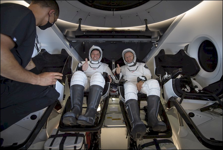 SpaceX太空船返回地球 成功降落墨西哥灣海域