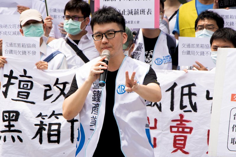 台鐵產業工會4日到交通部前舉行記者會抗議，理事長王傑（前）要求儘速發放加班費並取消減薪班表。