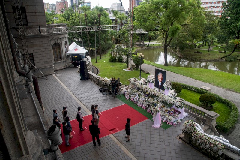 前總統李登輝辭世，享耆壽98歲。為了讓國人追思緬懷李登輝，總統府於台北賓館戶外設置追思會場供民眾悼念。