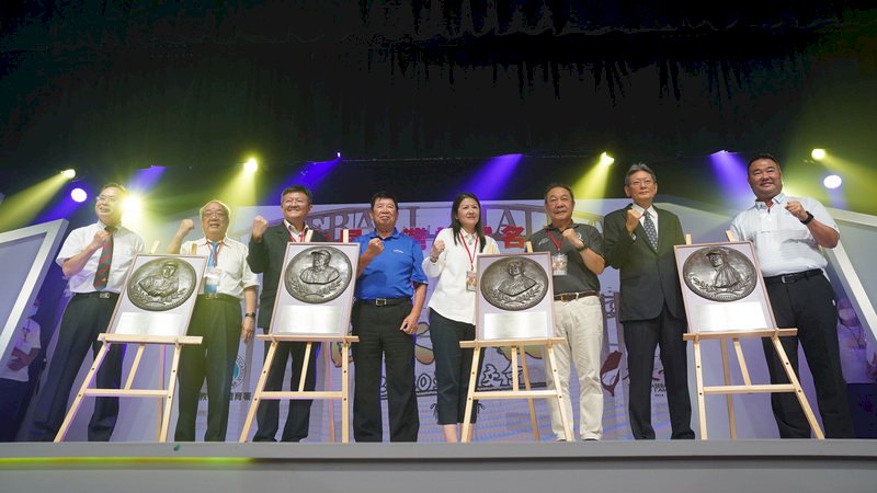 第7屆台灣棒球名人堂名人頒證表彰儀式4日在台北舉行，有「棒球太子」之稱的李憲宗（左4）與被稱為「東方特快車」的郭泰源（右2）皆是本屆得主，兩人和與會來賓們在銅雕旁合影。