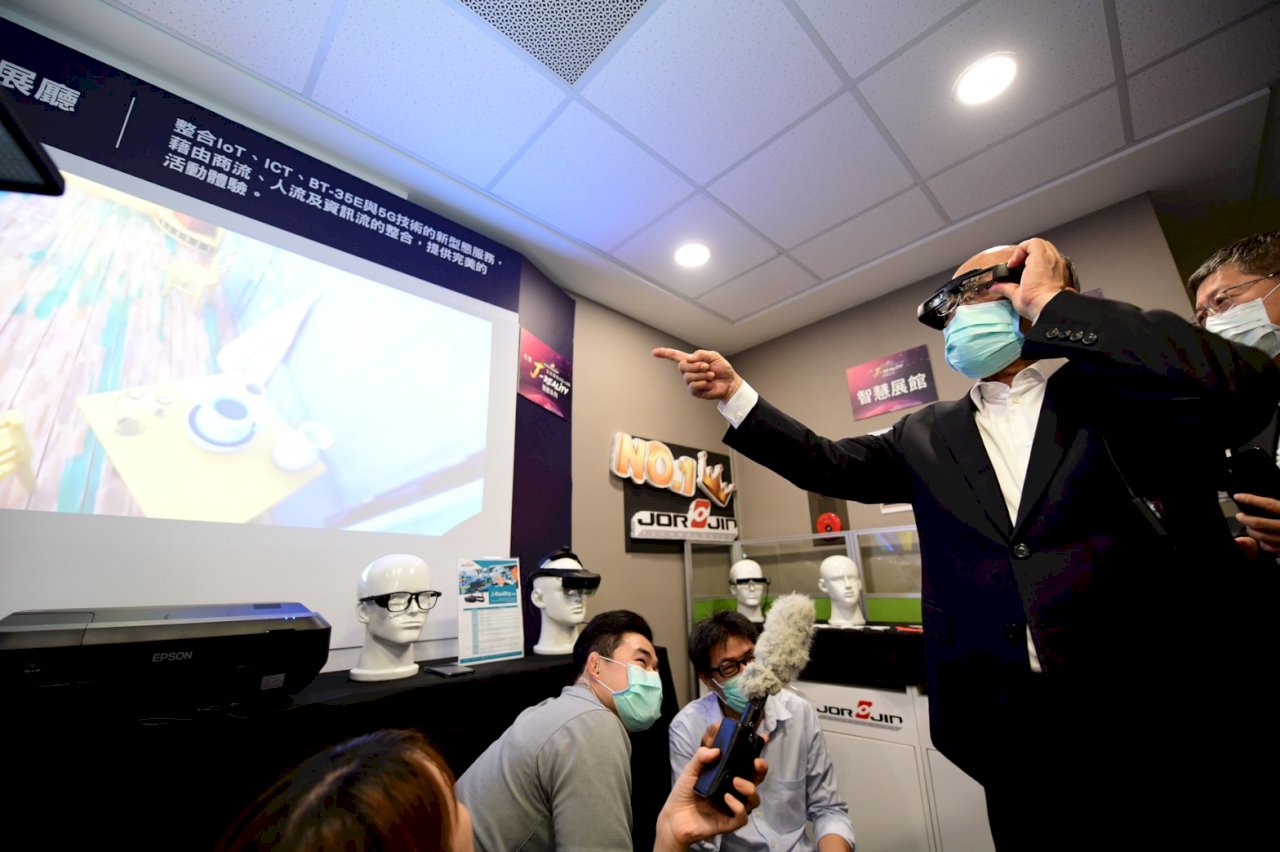 行政院長蘇貞昌4日參訪科技公司，體驗AR最新技術。(行政院提供)