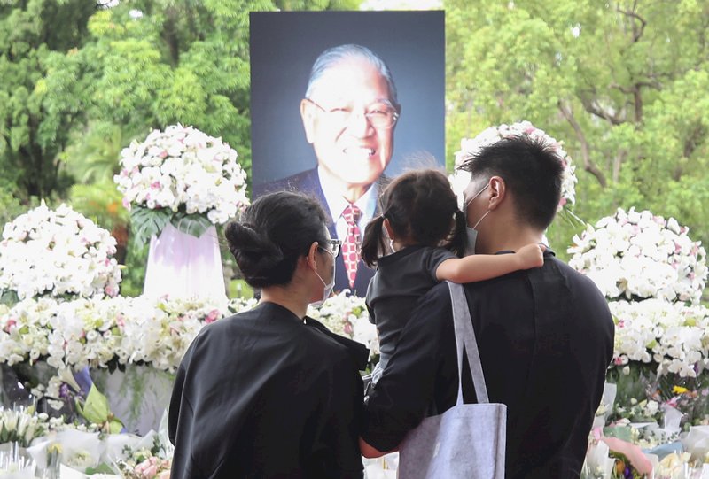 前總統李登輝7月30日辭世,李登輝孫女李坤儀(左)與夫婿趙贊凱(右)5日中午帶著女兒前往台北賓館追思會場緬懷敬悼,離開前再次到照片前面致意。