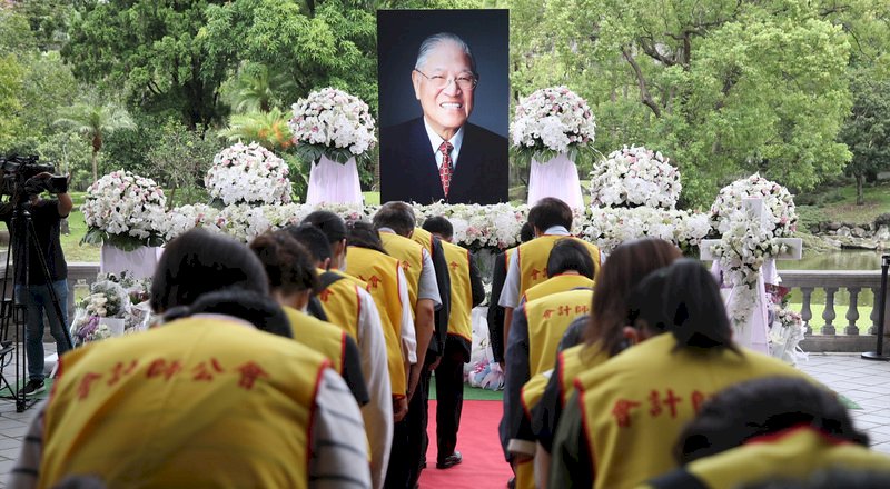 前總統李登輝台北賓館追思會場自8月1日至16日每日上午10時至下午5時開放供民眾悼念,民間單位5日到場鞠躬致意。