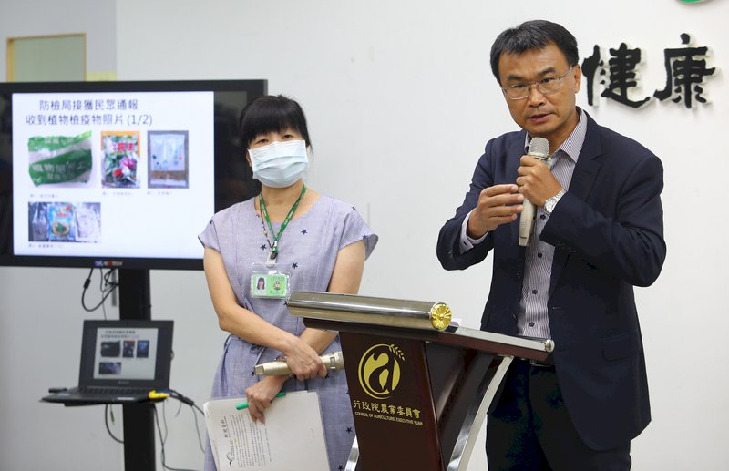 農委會防檢局統計,已接獲民眾通報收到自中國寄送附贈的培養土、砂土、肥料及種子等貨品共計9筆,農委會主委陳吉仲(右)5日召開記者會,說明相關處理機制。