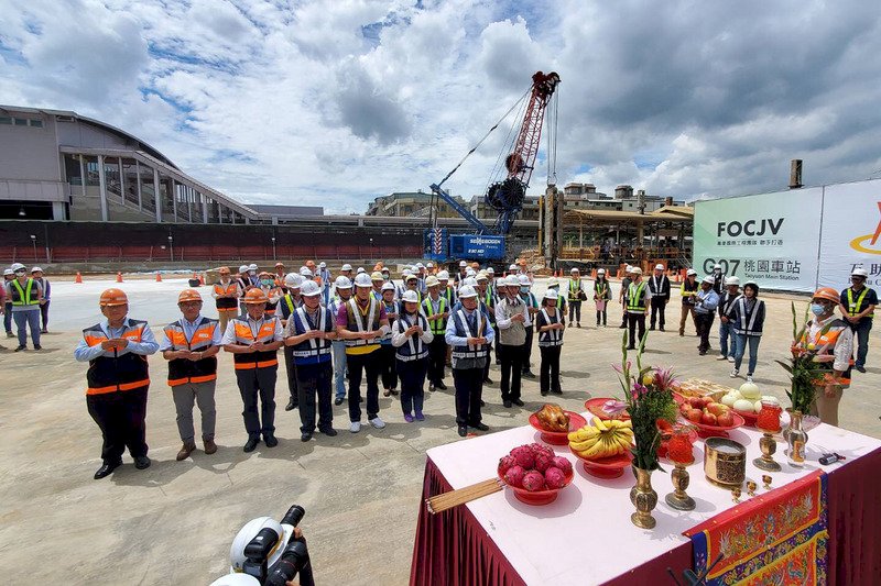 桃園捷運綠線G07站5日啟動連續壁工程,市府捷運工程局表示,施工採用「逆打工法」,由上而下一邊開挖一邊做結構體,比傳統工法穩定,結構體施工作業在覆蓋環境下,施工所產生噪音及震動對鄰近環境影響可減少。