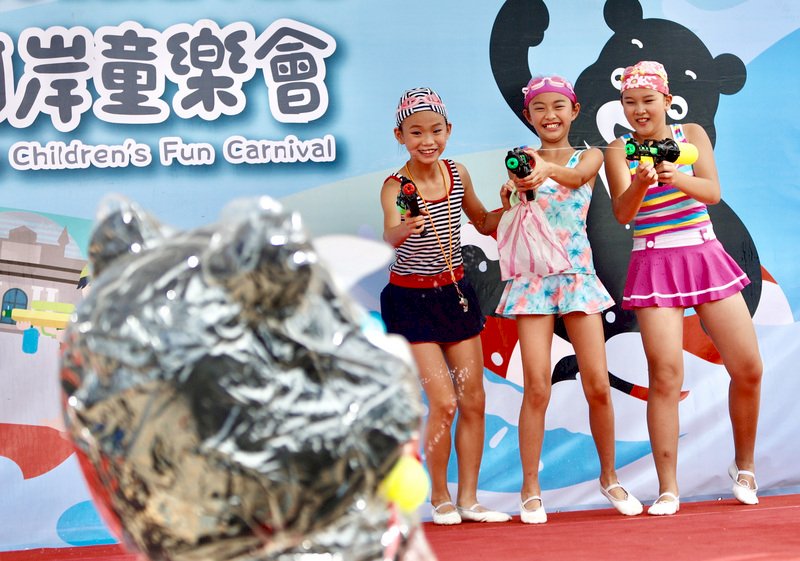 「2020台北河岸童樂會—熊讚水樂園」14日起將在公館自來水園區正式開園,讓無法出國遊玩的大小朋友,一起玩水槍、水滑梯,共度過歡樂盛夏。