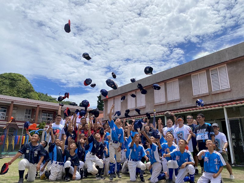 2020年黑潮大哥盃少棒賽5日開打,是綠島首度舉辦棒球賽事,邀請台東球隊參賽,棒球、水域活動互相交流。(台東縣政府提供)