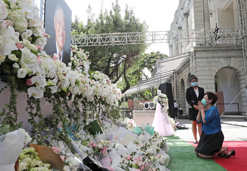 前總統李登輝辭世，總統府在台北賓館設置追思會場開放民眾悼念，6日有民眾哭紅雙眼，跪拜緬懷李登輝。