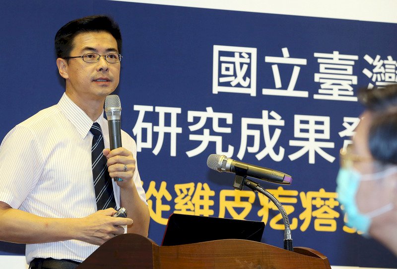 台灣大學醫學工程系特聘教授林頌然(左)領導的團隊,從「雞皮疙瘩現象」獲得啟發,發現刺激豎毛肌收縮,可提升毛囊幹細胞活性,進而加速毛髮再生;這一研究未來有助於藥物研發,也登上國際頂尖期刊「細胞」。