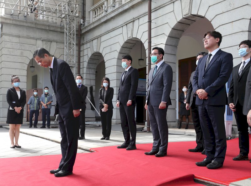 前總統李登輝辭世，總統府在台北賓館設置追思會場，韓國駐台代表姜永勳（前左）6日上午前往緬懷敬悼。