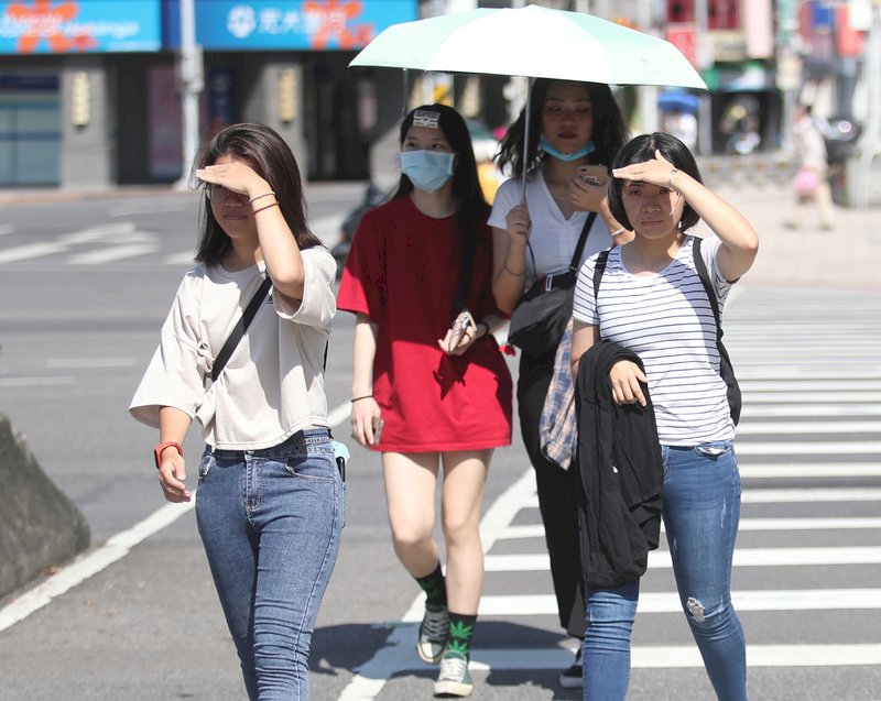 午後中南部大雨  留意菲國東方低壓發展