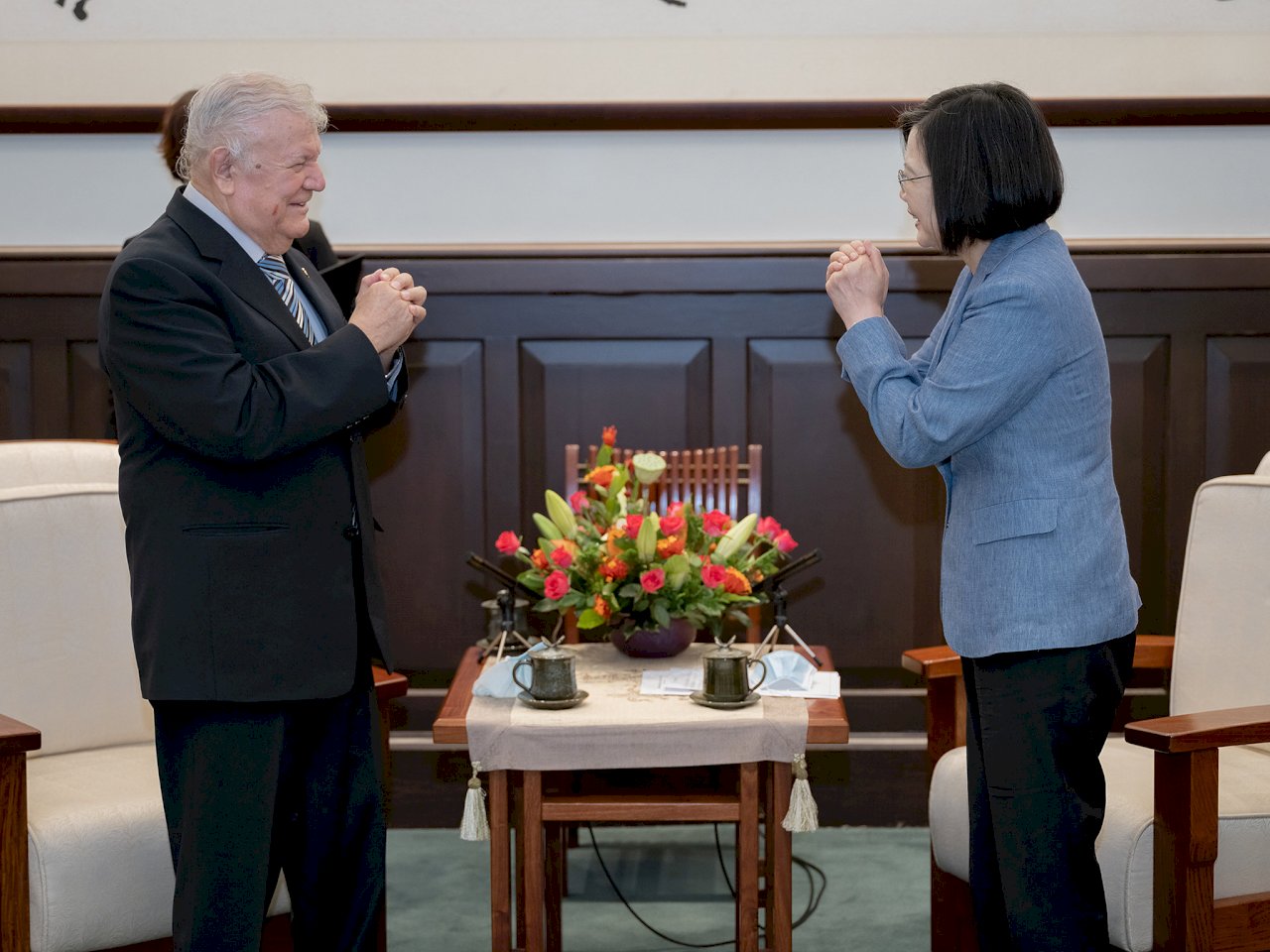 蔡英文總統(右)感謝尼加拉瓜駐台大使達比亞(左)為兩國邦誼所做的努力與付出。(總統府提供)