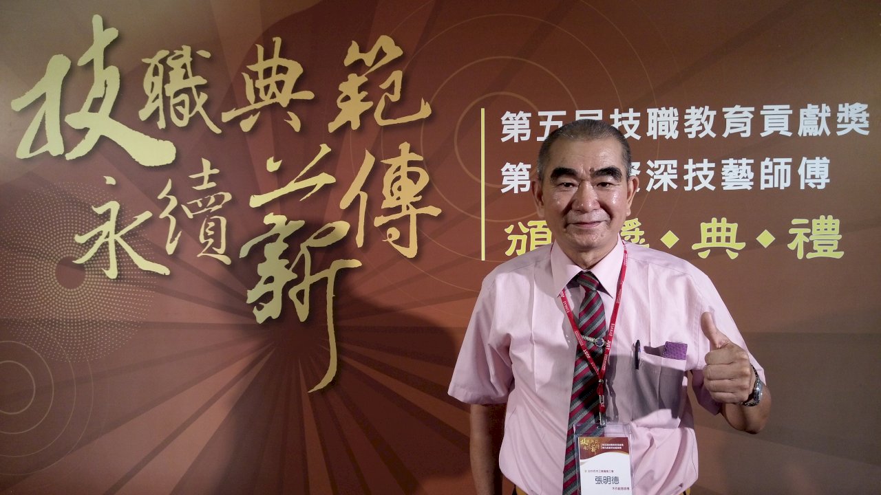 傳授大學生具「三心二意」 資深木工師傅獲殊榮