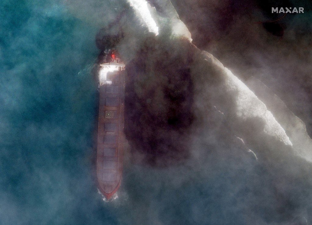 日本貨輪觸礁漏油 引發模里西斯環境浩劫