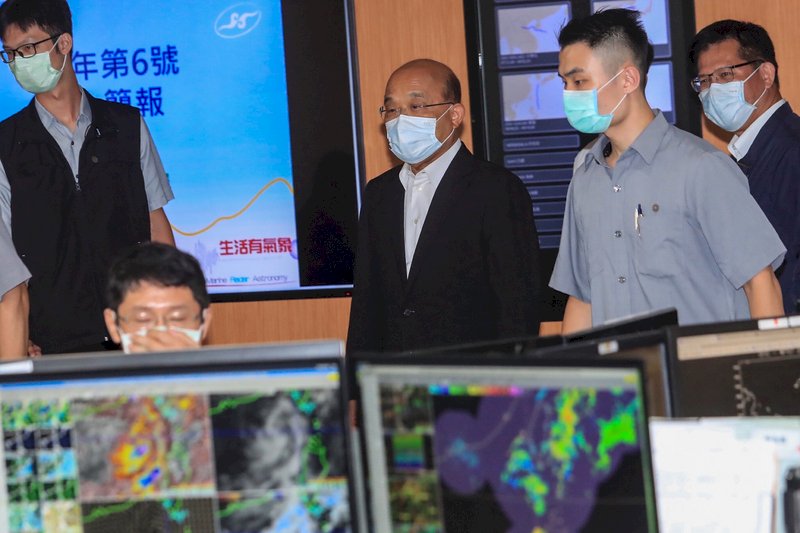 行政院長蘇貞昌（右3）10日上午視察中央氣象局，聽取颱風動向簡報。