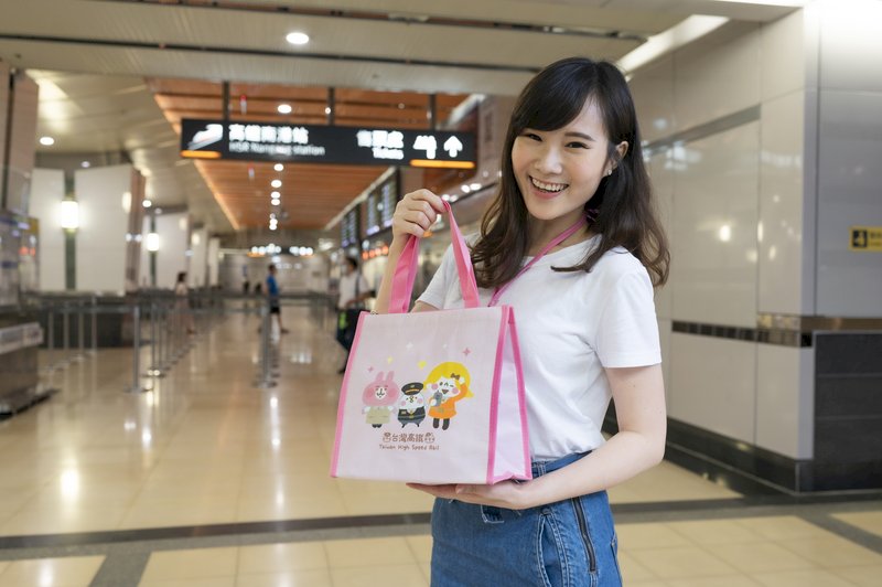 台灣高鐵10日宣布，與日本知名插畫「卡娜赫拉的小動物」合作，再推出包含保溫保冷袋、行李束帶、ID卡套、馬克杯，以及防疫期間必備的口罩套等9款聯名商品。（台灣高鐵提供）