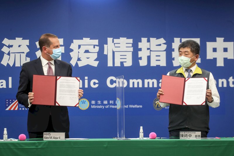 台灣與美國10日首度簽署醫衛合作瞭解備忘錄，由美國衛生部長阿札爾（Alex Azar）（左）與衛生福利部長陳時中（右）共同見證，顯示台美雙邊夥伴關係緊密、堅實與友好，雙方合作範圍擴大，將共同促進全球衛生安全。