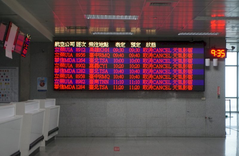 中颱璨樹來襲 華信、立榮12日國內線取消
