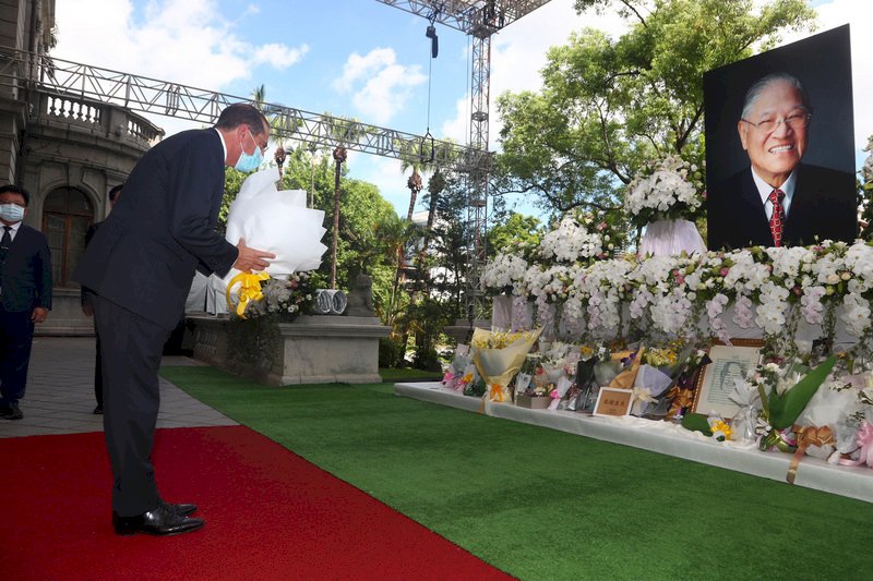 美國衛生部長阿札爾（Alex Azar）（前左）9日率團訪台，12日上午前往台北賓館弔唁前總統李登輝，並獻花致意。