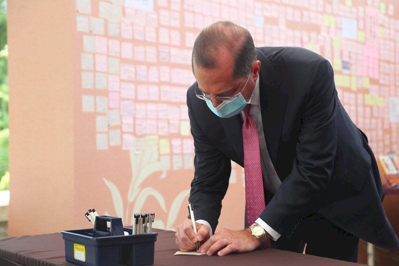 美國衛生部長阿札爾（Alex Azar）（圖）9日率團訪台，12日上午前往台北賓館弔唁前總統李登輝，並寫下追思紙條。