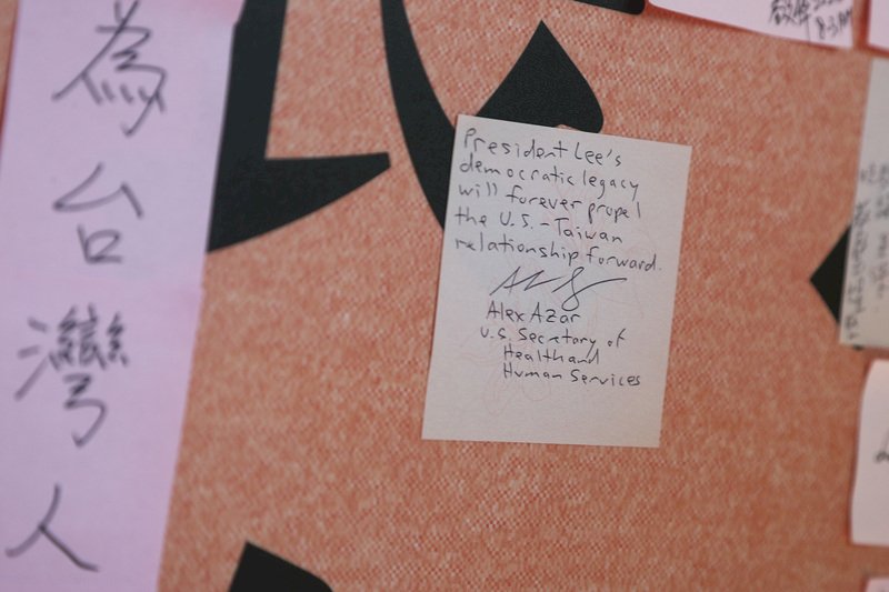 美國衛生部長阿札爾（Alex Azar）12日上午到台北賓館追思前總統李登輝，他在紙條上寫下「李總統遺留的民主資產，將永遠推動美台關係向前進。」