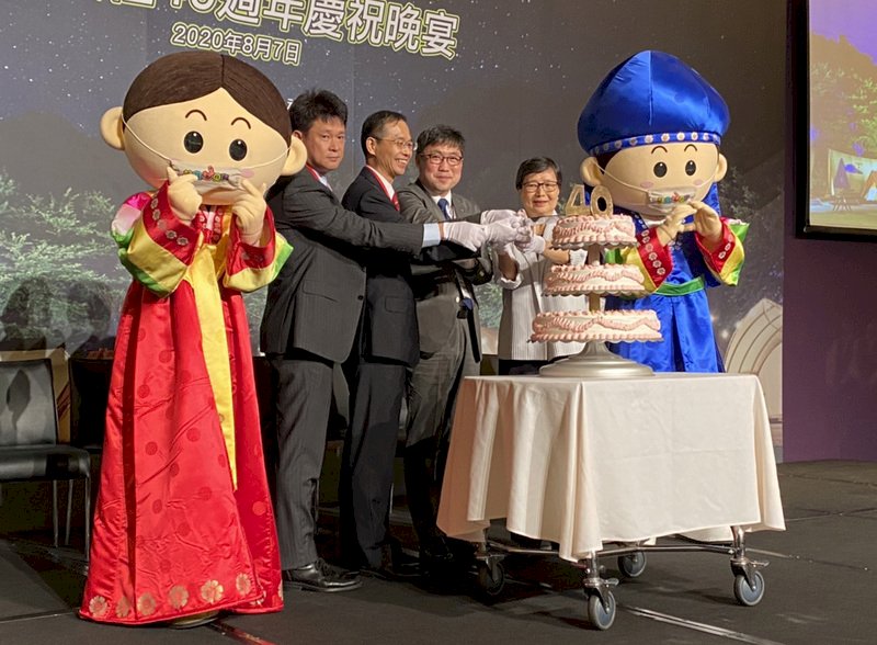 韓國觀光公社台北支社邁入40週年，台北支社長全東炫（右2）、台灣觀光協會長葉菊蘭（右）等人12日共同切蛋糕慶祝。