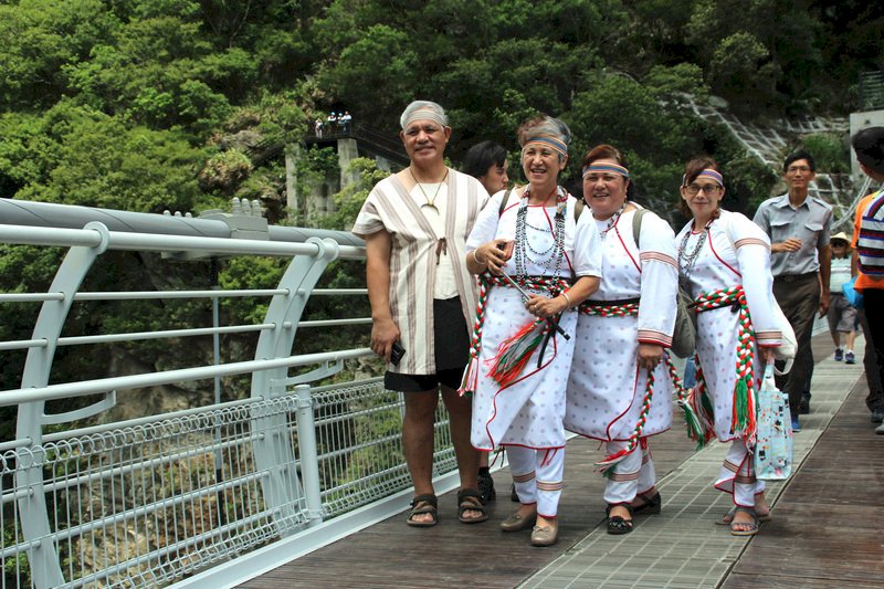 太魯閣國家公園山月吊橋12日舉行啟用典禮，太魯閣族人穿著族服前來體驗，興奮合影。