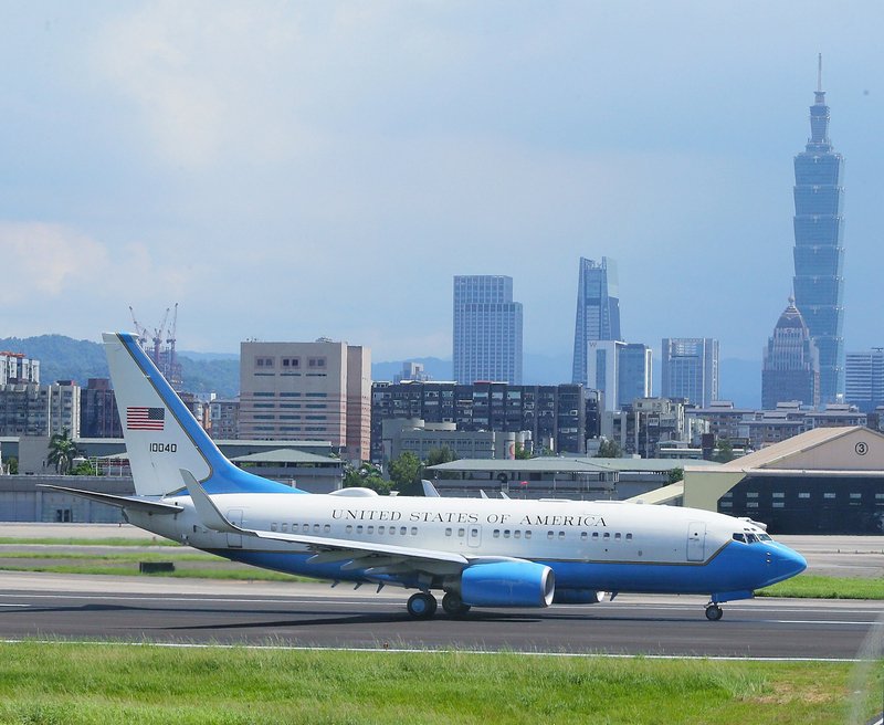 美國衛生部長阿札爾（Alex Azar）12日下午結束訪台行程，在台北松山機場搭乘垂直尾翼漆有美國國旗的美國空軍C-40B行政專機離台。