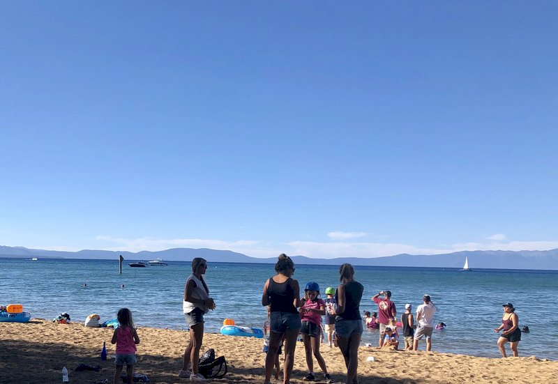 加州仍處於居家防疫狀態，海灘有避暑人群，且多數沒有戴口罩。此圖攝於109年8月12日。