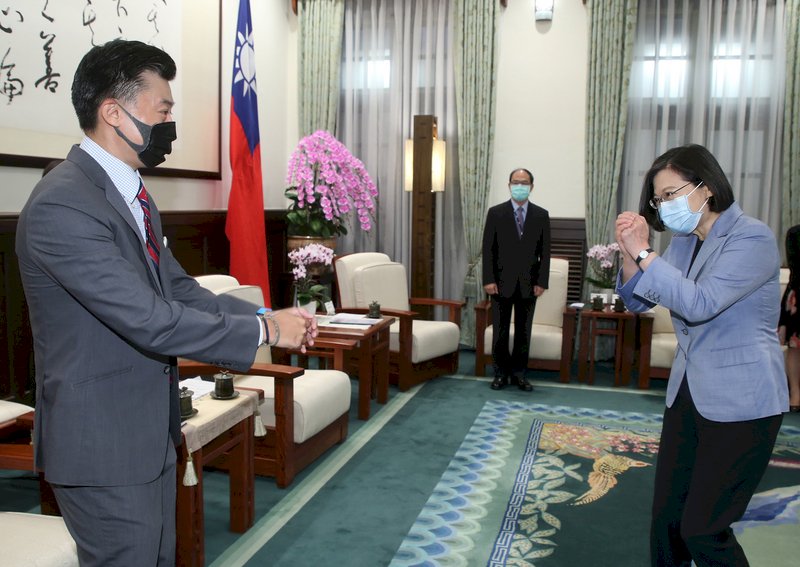 總統蔡英文（右）18日在總統府接見台北市美國商會會長金奇偉（C.W. Chin）（左），恭喜金奇偉在今年1月正式就任會長這個重要的職務。