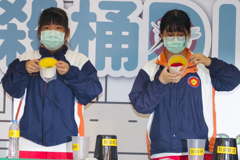 疾管署18日舉辦「預防登革熱作伙來 誘殺桶DIY」記者會，會中分享蚊子誘殺桶作用及優點，並由台南市延平國中學生現場示範如何製作。
