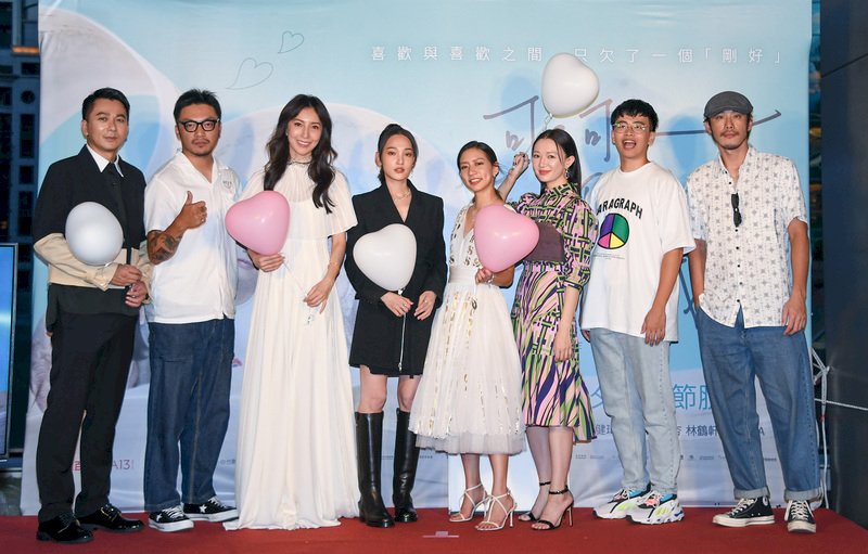 電影「可不可以，你也剛好喜歡我」18日晚間在台北舉行首映活動，導演簡學彬（左2）率演員群出席。（華映娛樂提供）