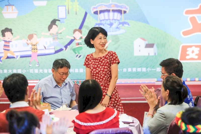 台北市長柯文哲(左)與妻子陳佩琪(站立者)19日出席台北捷運公益元年「走近偏鄉 走入北捷」原北文化交流晚會,陳佩琪向與會者致意。