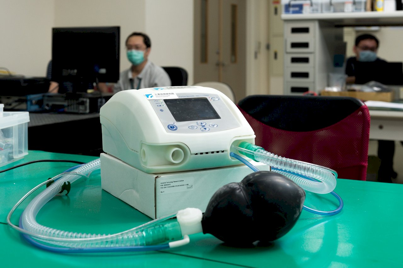 臺灣首台醫療級呼吸器原型機 明年6月量產百台