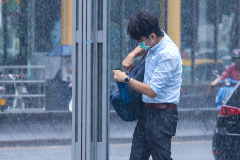 鋒面遇午後對流 18縣市大雨特報