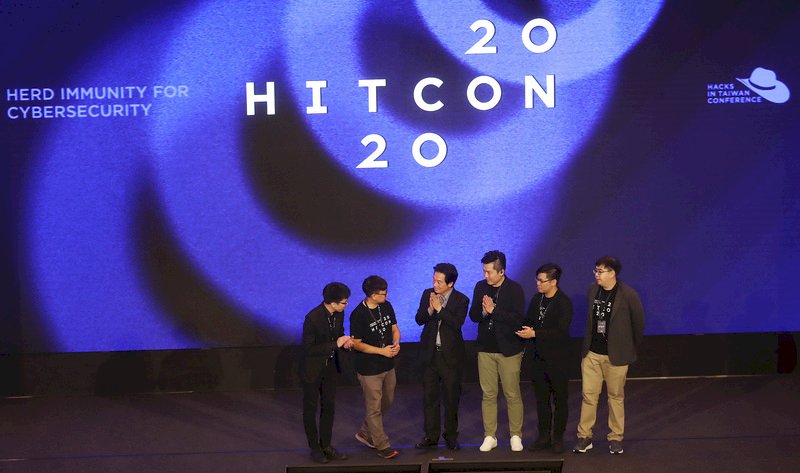 副總統賴清德（左3）11日在中央研究院人文社會科學館出席「台灣駭客年會 HITCON 2020」，致詞後，賴副總統與主辦單位人員合影留念。