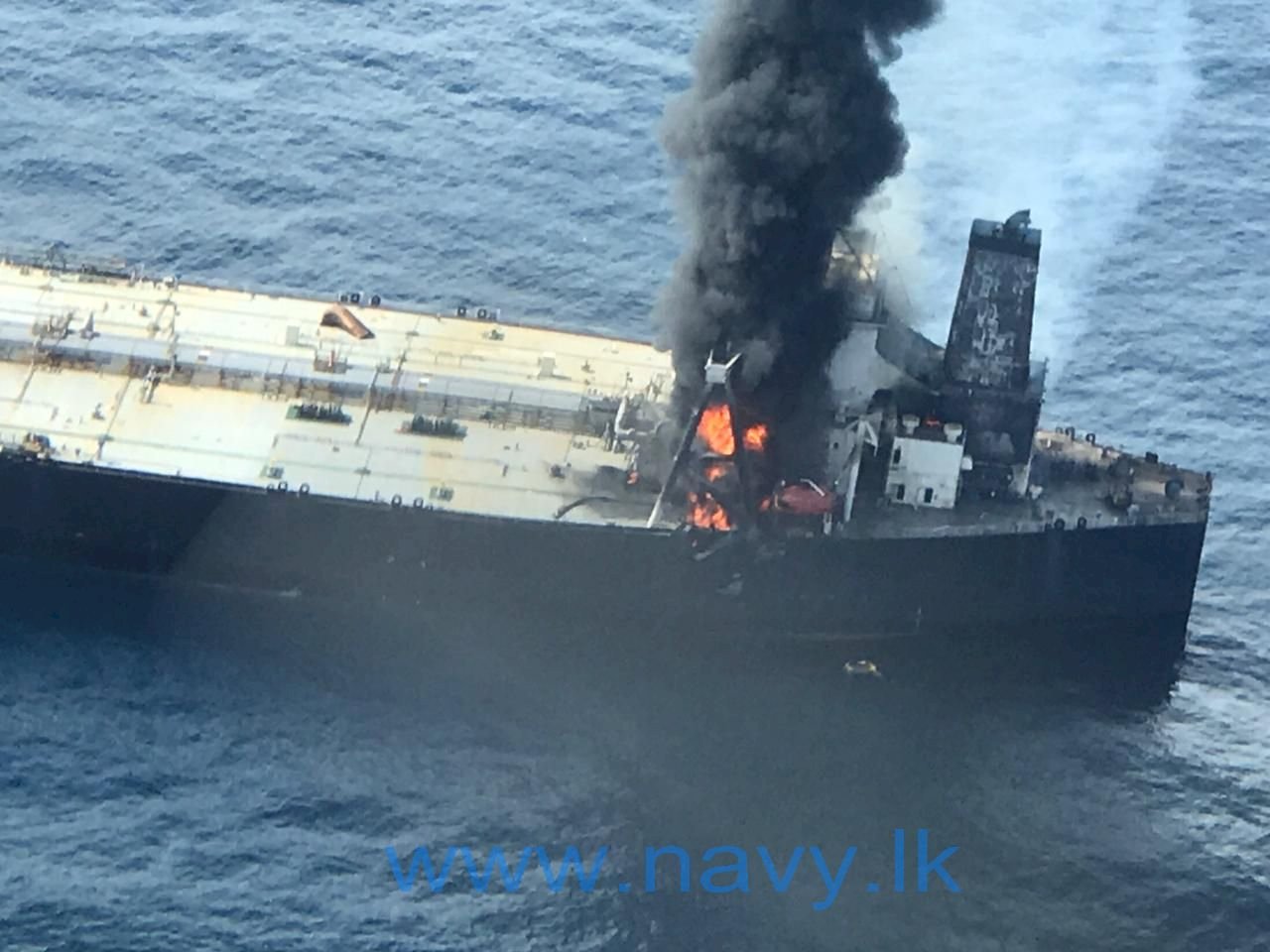 超級油輪失火外洩燃油 斯里蘭卡海軍封住漏油口