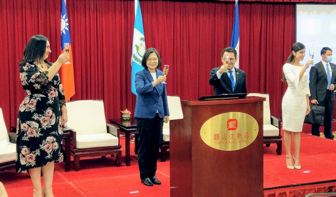 總統:不向外來壓力低頭 台灣會透過各種形式與國際分享自由