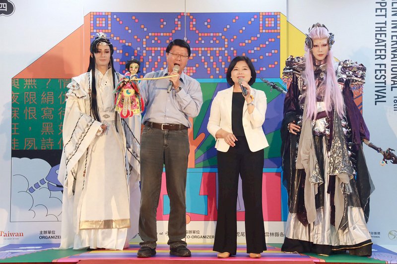 2020雲林國際偶戲節記者會16日在台北舉行,國民黨副秘書長謝龍介(左2)帶著「秘雕」出席與會,展現與雲林縣長張麗善(右2)的好交情。(雲林縣政府提供)
