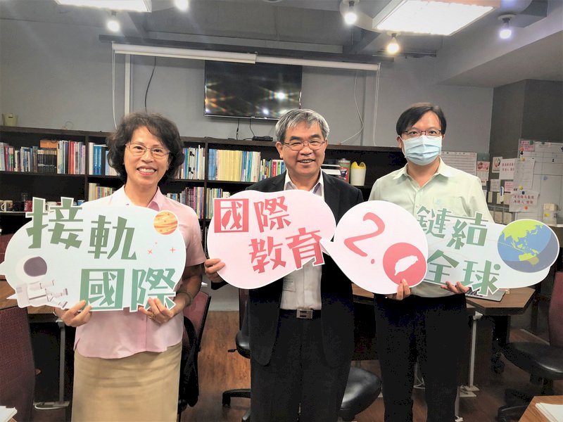 教育部次長蔡清華(中)16日說明「國際教育2.0」政策,將開放中小學申請認證,希望透過55項指標引導各校依其個別條件,逐步改善學校的國際化環境。