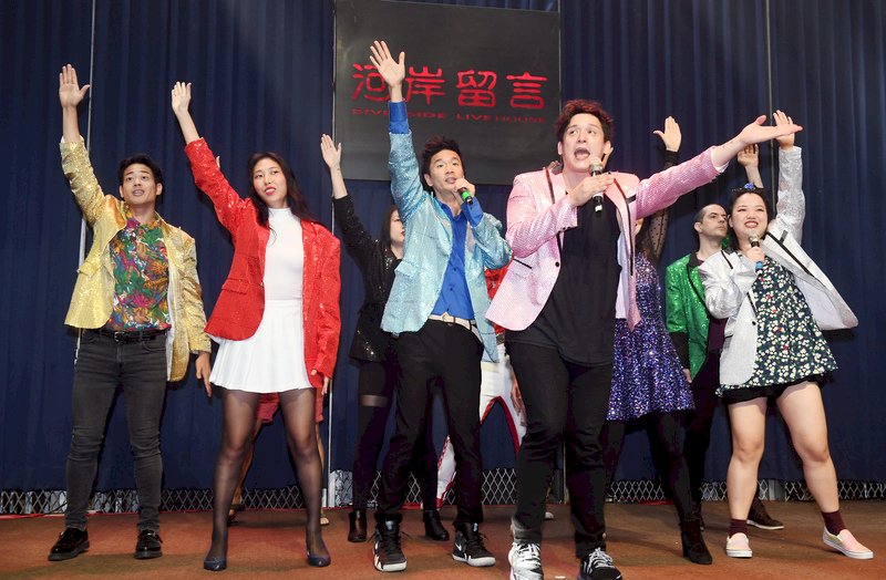 尷尬美聲「尷尬奔月阿卡貝拉演唱會」20日在台北西門河岸留言舉行，歌手倪安東（前右2）與王若琳（左2）、榮忠豪（左）等人在正式演出前進行彩排。
