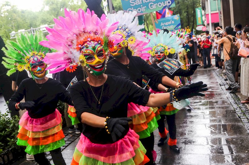 台北市政府20日首度舉辦菲律賓面具嘉年華活動，參與團體戴上面具盛裝打扮，邀民眾一同感受菲律賓面具嘉年華的熱情。